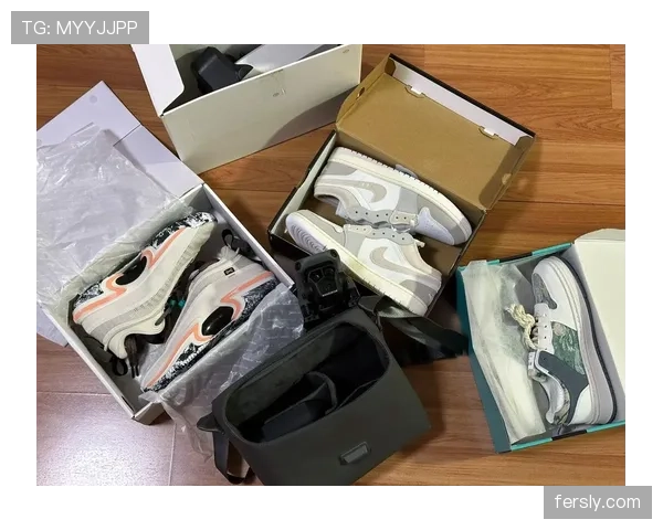 布克训练完顺手买下整条街的AJ，柜姐说他刷卡时眼睛都不眨