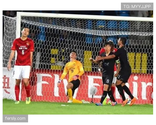 拉人犯规判定要点：裁判判断拉拽构成犯规与点球的标准