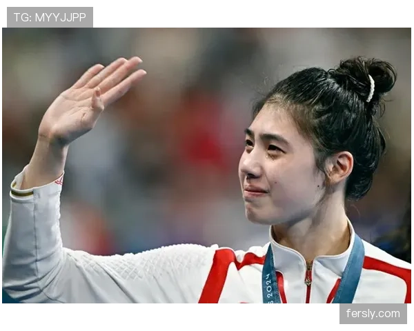 张雨霏领奖台上那股冷静杀气，下地铁就变街角女主，差距太离谱