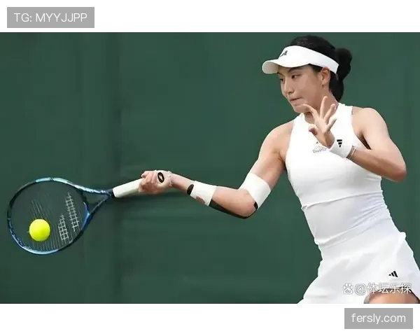 王欣瑜机场随拍太张扬了，行李箱都比我房租阔气，我先默哀